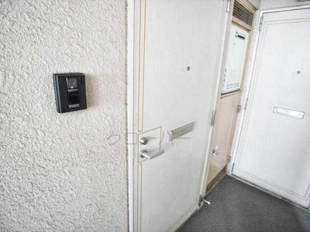 Other common areas. Entrance door