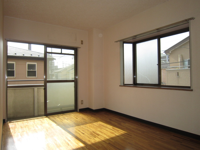 Living and room. It is a corner room.