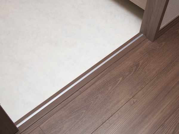 Building structure.  [Flat Floor] By the step of low flat floor design, It was friendly to fall due small children and elderly people stumble. (Same specifications)