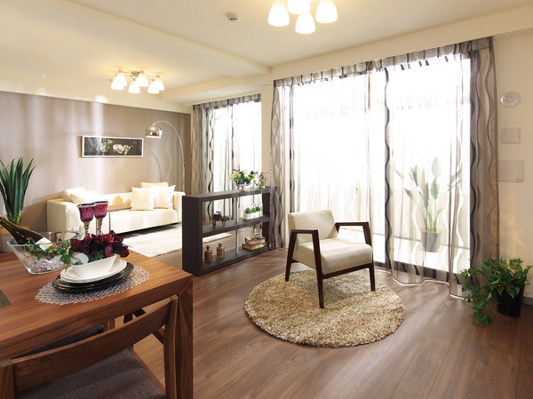 Room and equipment. Living to be a living center of the field of ・ Dining, It was coordinated with calm tone of the material. Here we spend time will just be the time of peaceful bliss. (Select plans that took the model room D type of partition (application deadline Yes ・ Free of charge) is what was taken in November 2013. Also, And a part paid option, furniture ・ Furniture etc. are not included in the sale price)