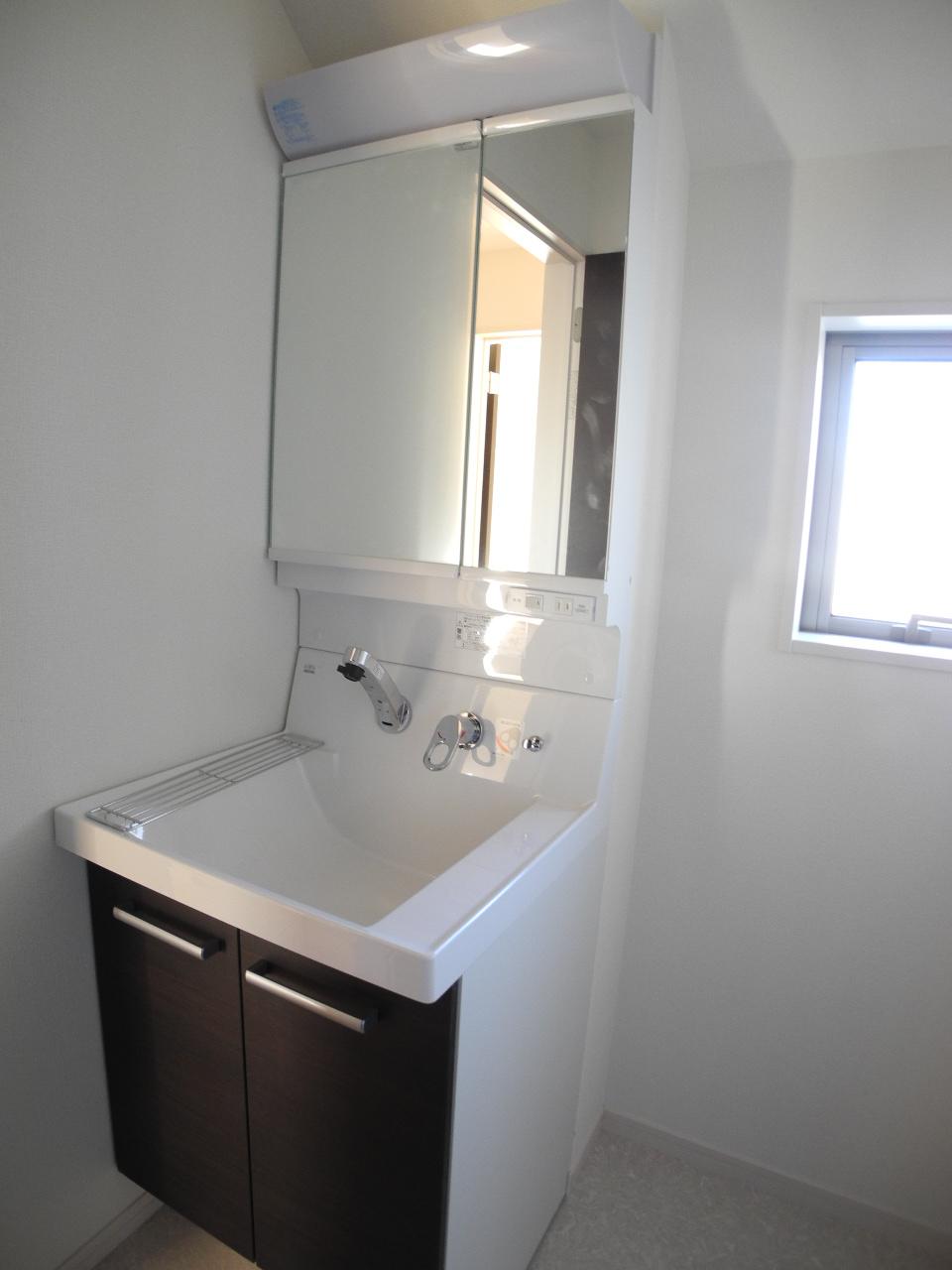 Wash basin, toilet. 1 Building room (12 May 2013) Shooting