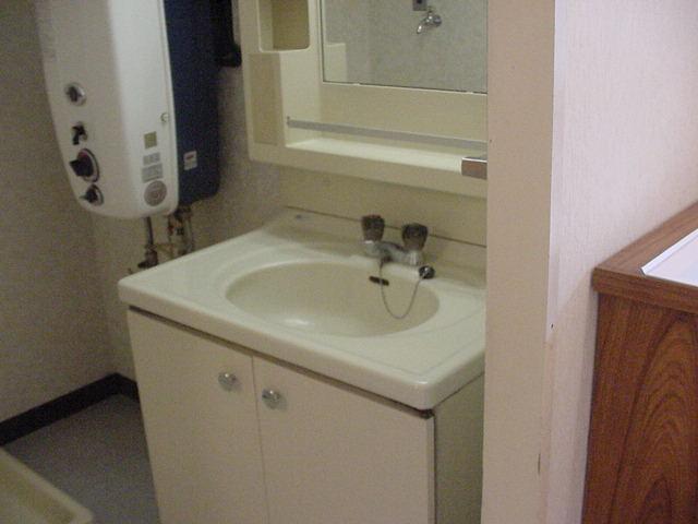 Washroom. Independent wash basin