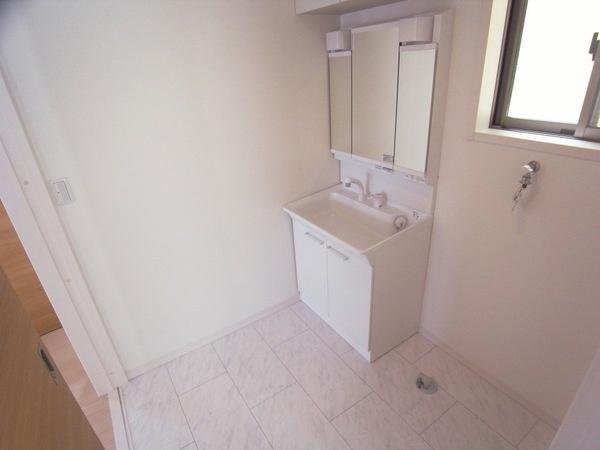 Wash basin, toilet. 1 Building washroom