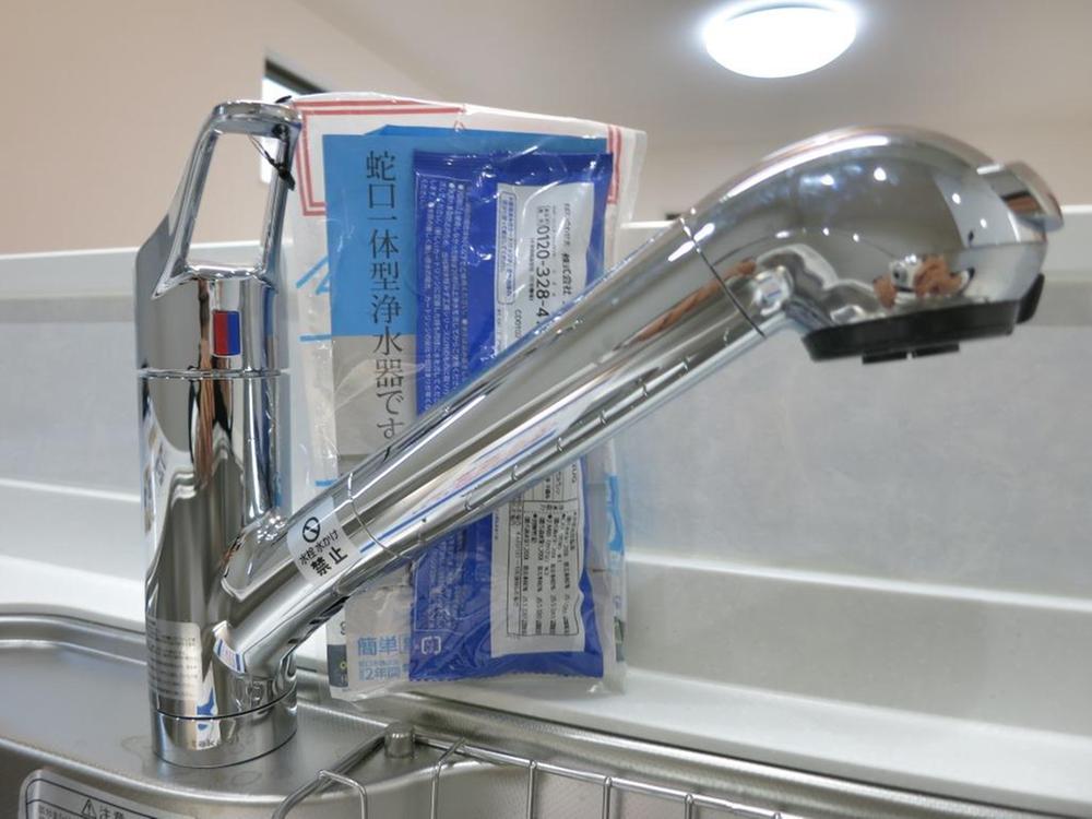 Other Equipment. It has built-in cartridge. A shower head. Sink of cleaning will also be easier!