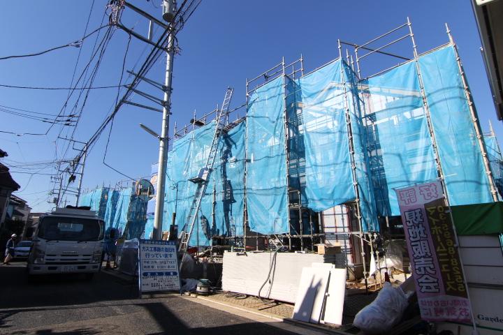 Local photos, including front road. Selling local