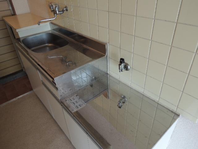 Kitchen. Gas two-burner kitchen