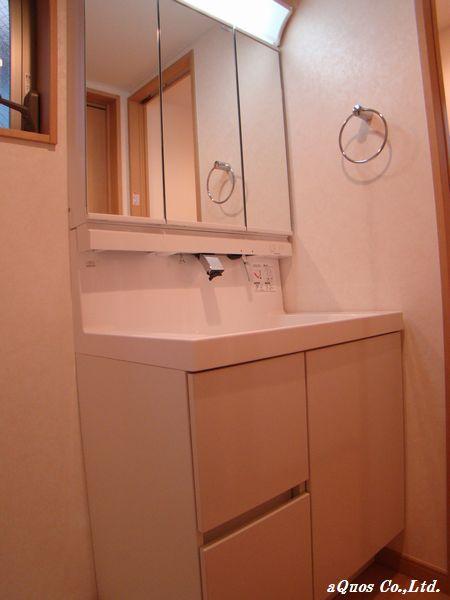 Wash basin, toilet. Indoor (12 May 2013) Shooting