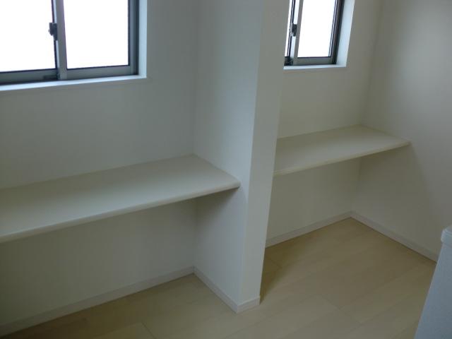Same specifications photos (living). It is a built-in shelf in the living room. Also to the PC space to bookshelf, 