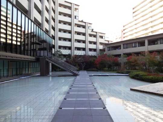 Local appearance photo. Shoot the building from the courtyard