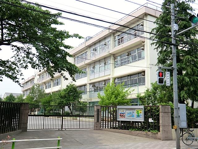 Junior high school. 632m until Itabashi Takashima first junior high school