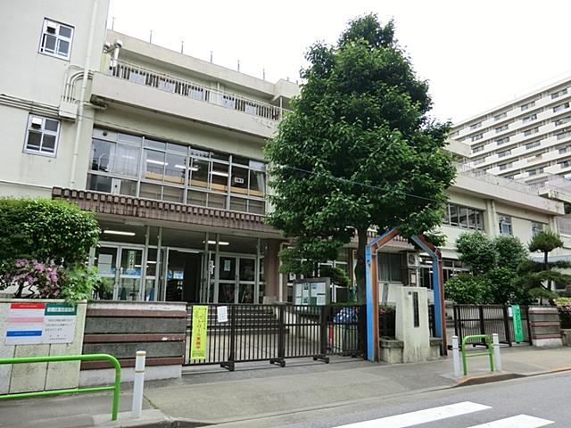 Primary school. 322m until Itabashi Shingashi Elementary School