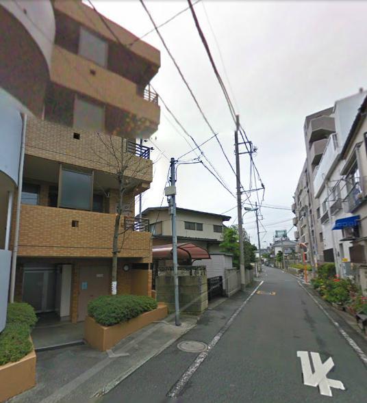 Streets around. 10m to the surrounding environment