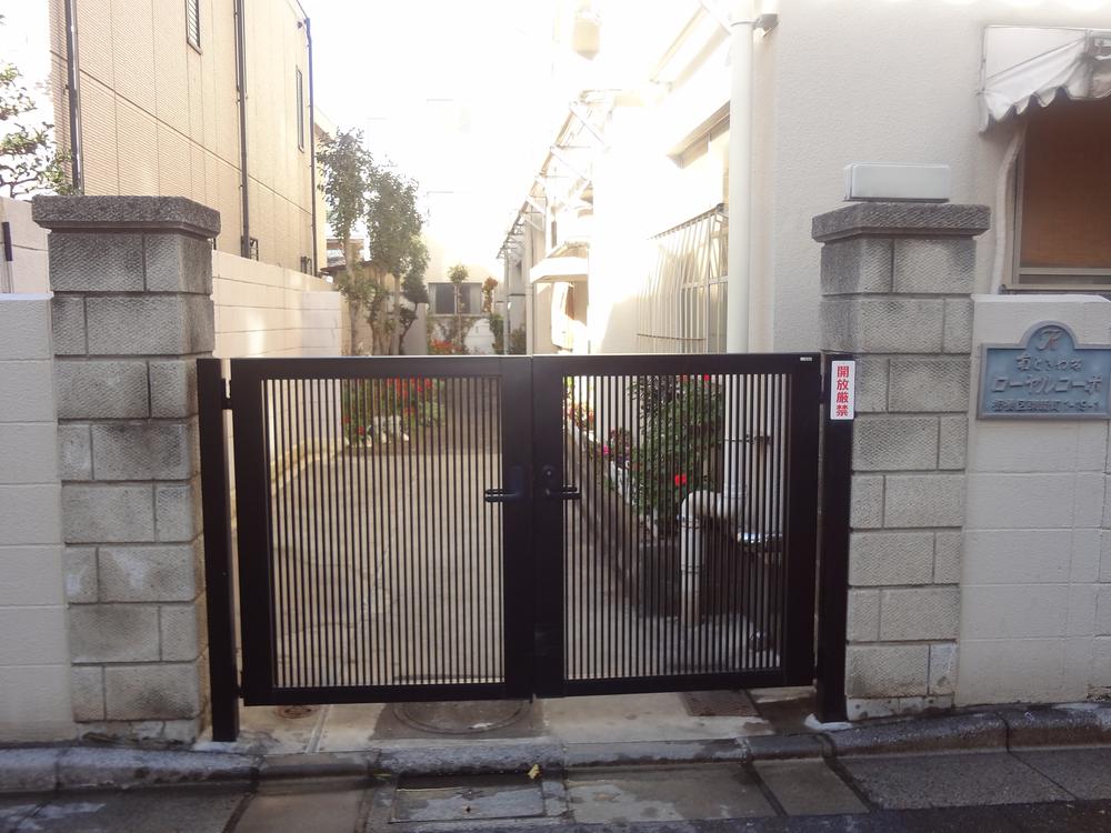 Entrance. Common areas