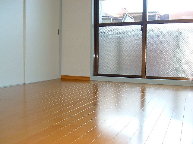 Living and room. Western is.