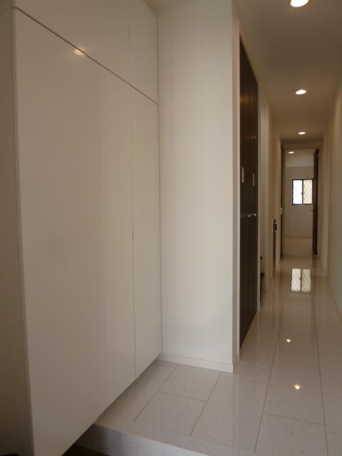 Entrance. Example of construction