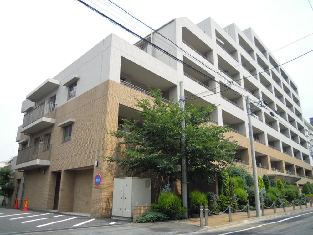 Local appearance photo. Local (July 2013) appearance of the shooting white was based, It encloses the surrounding buildings in the planting.