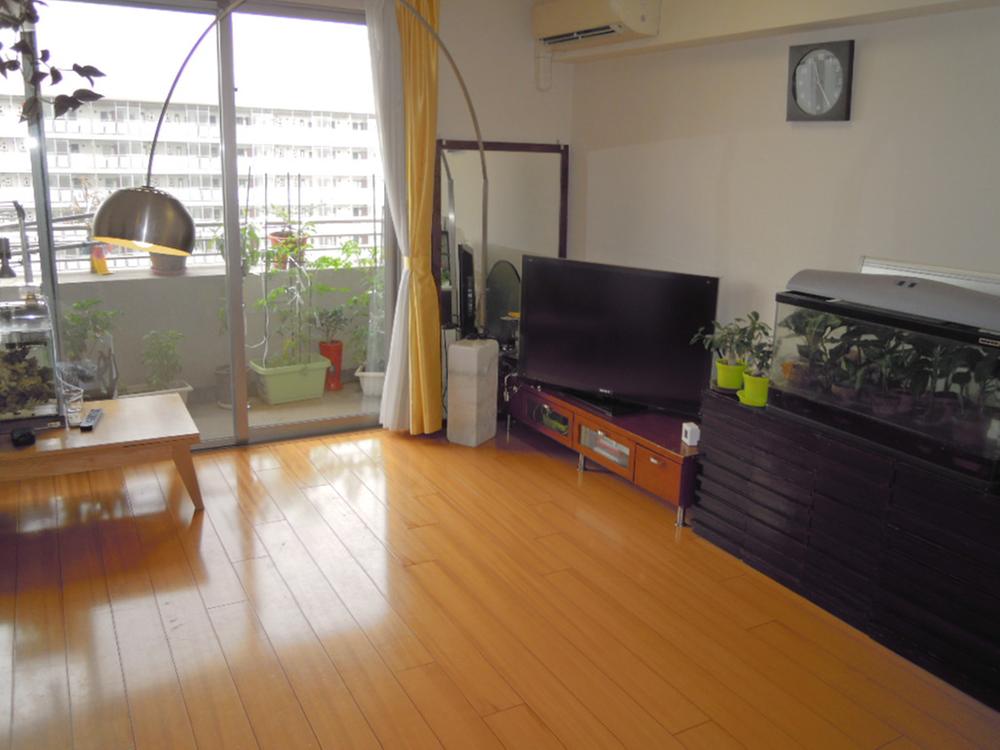 Living. Indoor (July 2013) Shooting Wide sash, Is living with a bright and airy that employs a multi-layer glass.