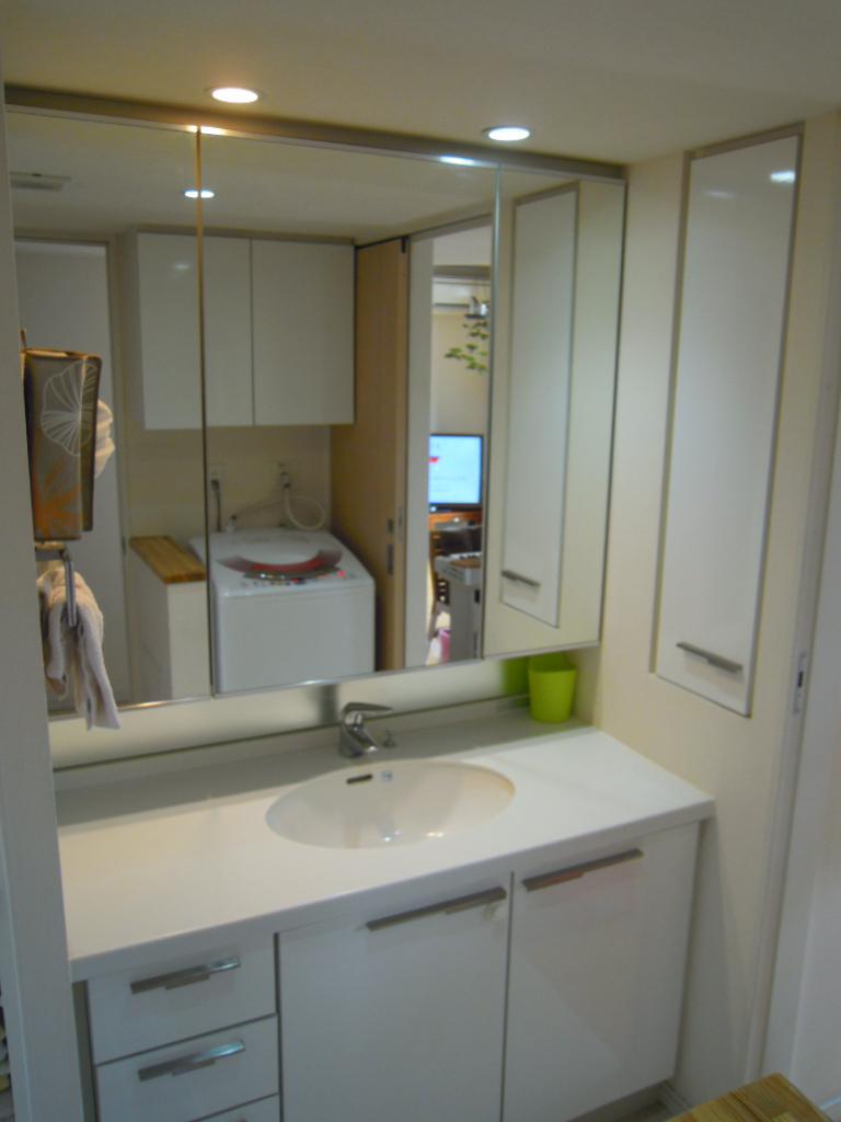 Wash basin, toilet. Indoor (July 2013) Shooting