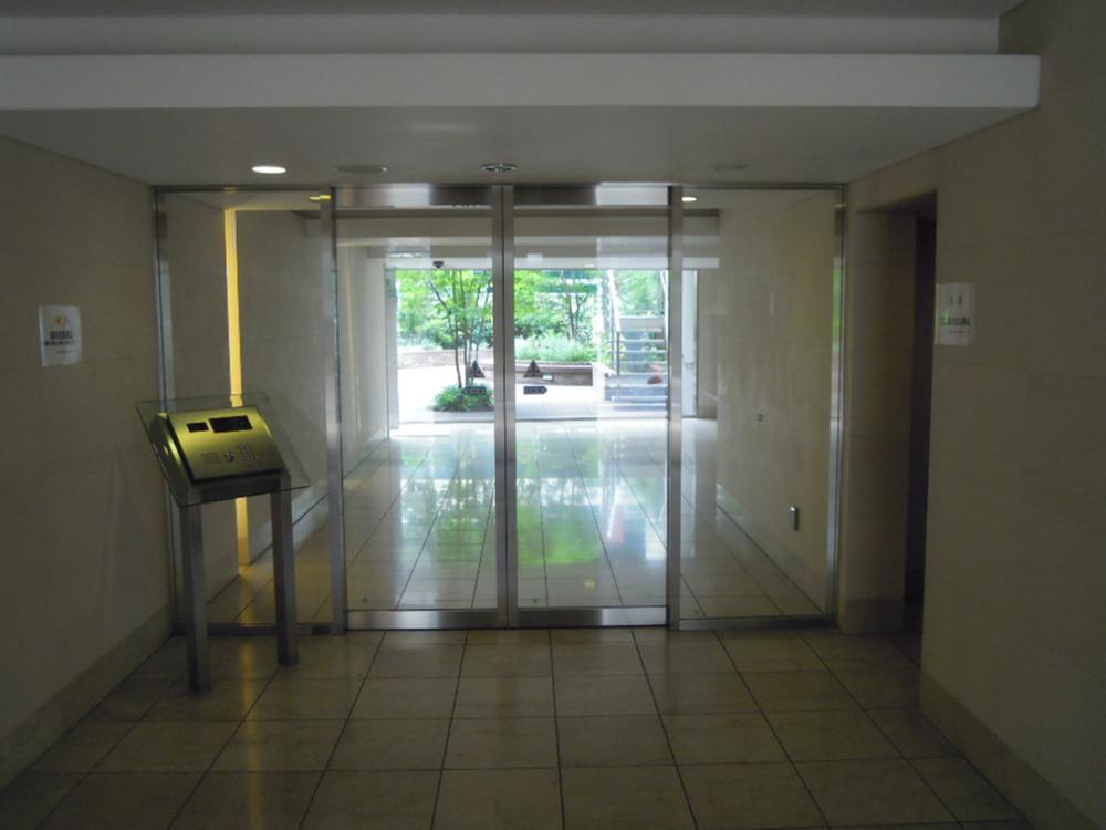 Entrance. Common areas