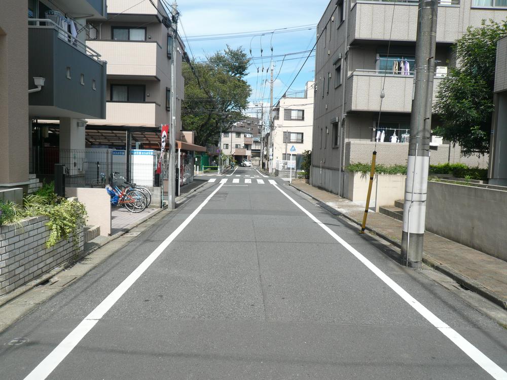 Local photos, including front road. 6m public road Local (10 May 2013) Shooting