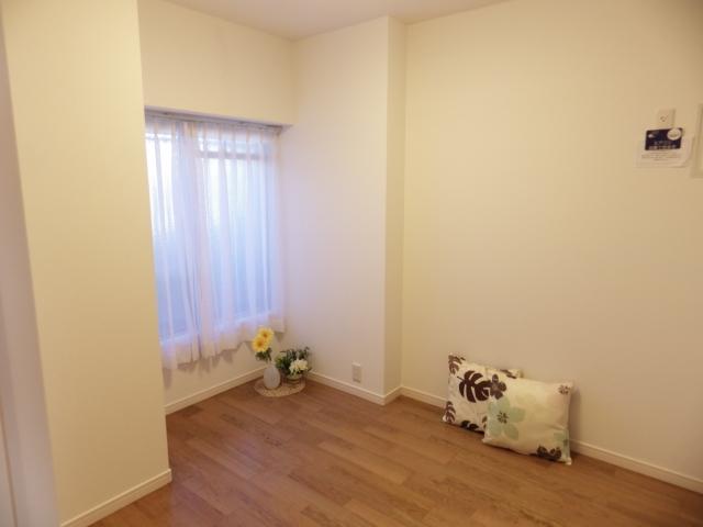 Non-living room. Western-style is about 4.2 Pledge.