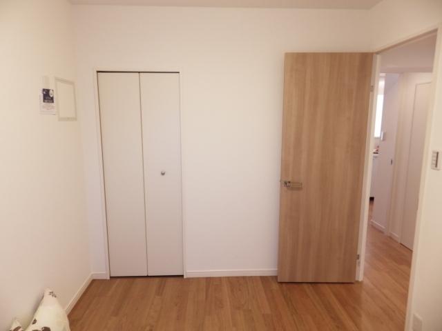 Non-living room. Western-style is about 4.2 Pledge.