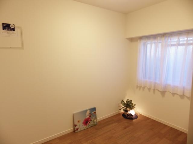 Non-living room. Closet is about 3.6 Pledge.