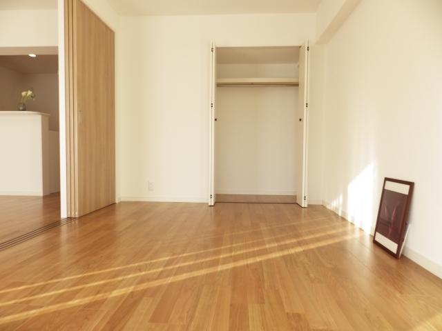 Non-living room. About 5.8 Pledge of Western-style.