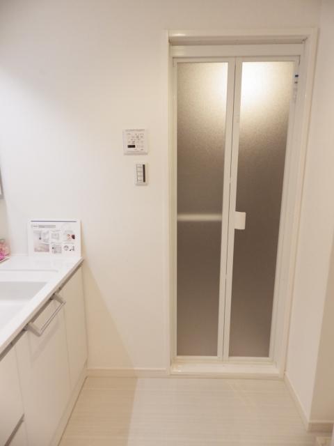 Wash basin, toilet. Dressing up for the children Ya in the dressing room space and spacious, It is all right even pass each other it is.