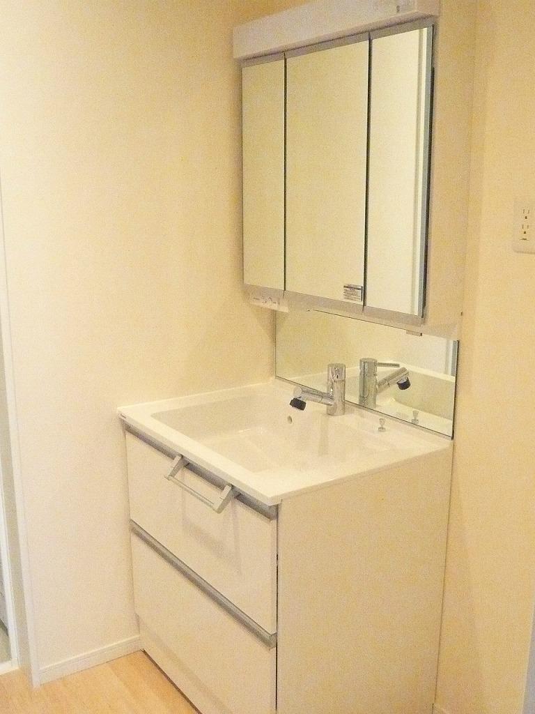 Wash basin, toilet. Local (12 May 2013) Shooting