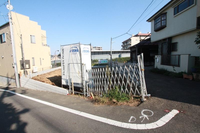 Local appearance photo. We use solid wood flooring.