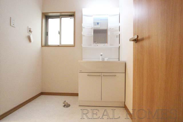 Wash basin, toilet. Indoor (11 May 2013) Shooting 5 Building