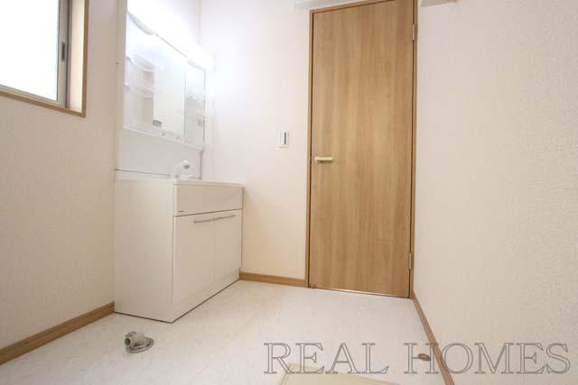 Wash basin, toilet. Indoor (11 May 2013) Shooting 7 Building