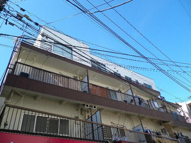 Entrance. Building appearance