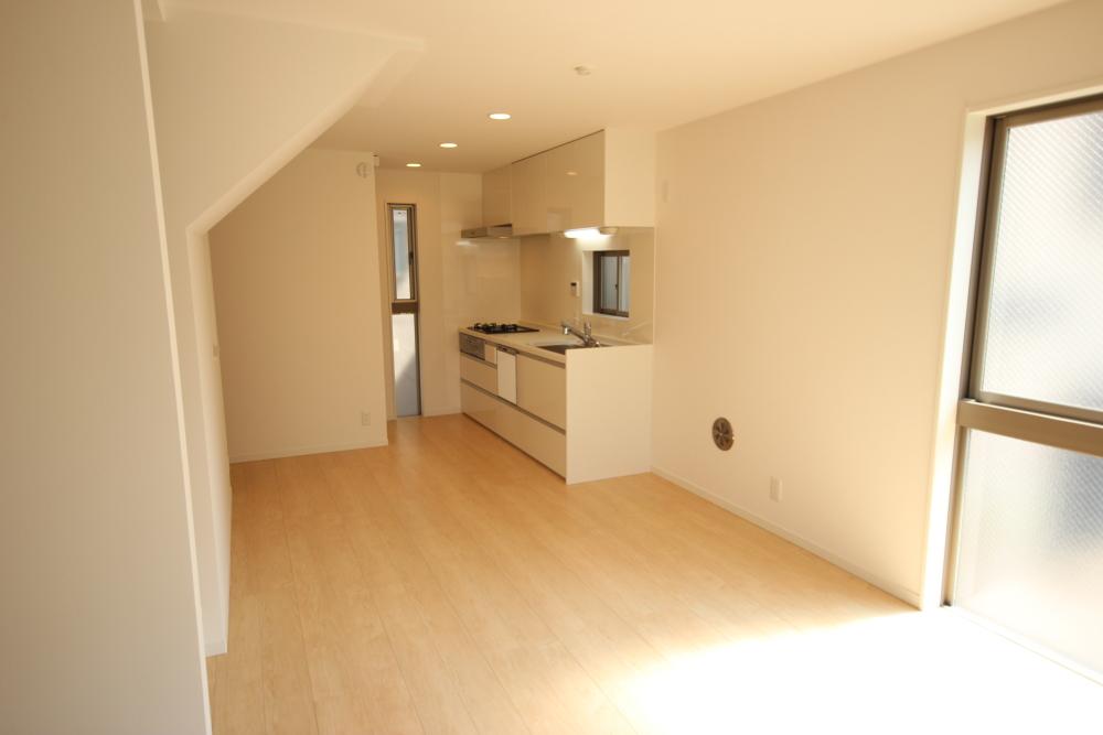 Same specifications photos (living). Bright living plugging of the day