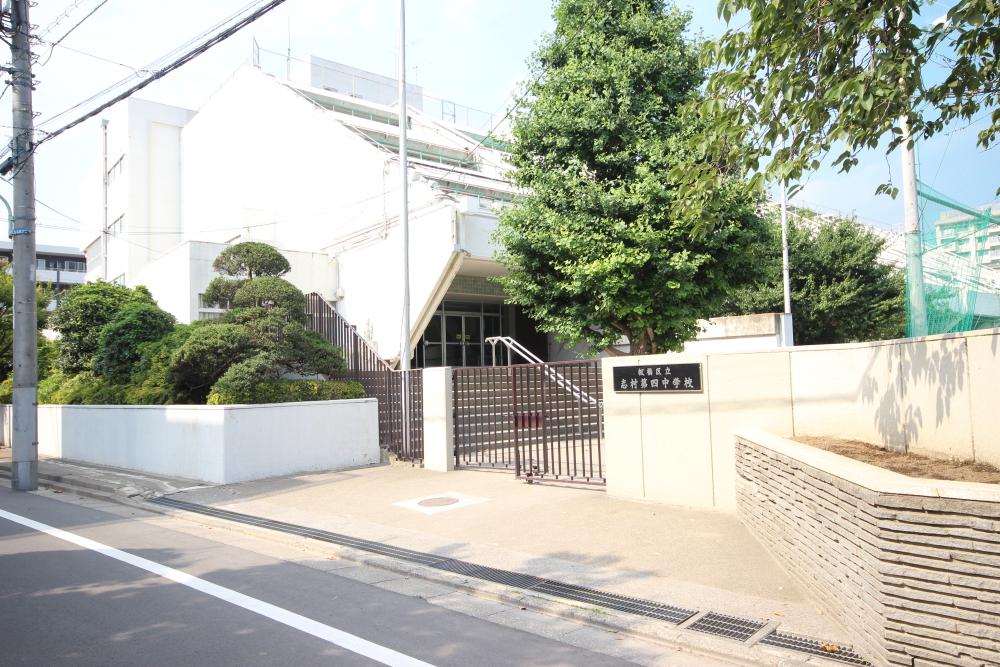 Junior high school. 310m until Itabashi Shimura fourth junior high school