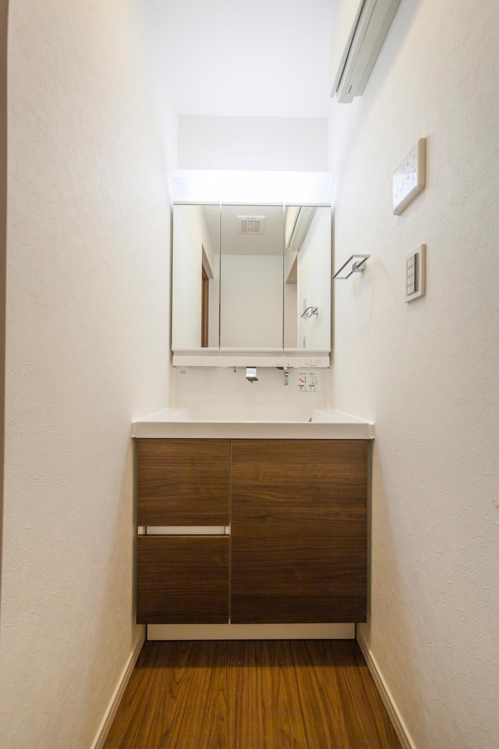 Wash basin, toilet. Shampoo dresser