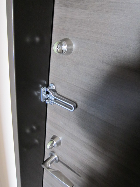 Security. ● Entrance door lock W Sickle-shaped dead lock