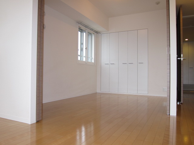 Living and room. ● Western style room