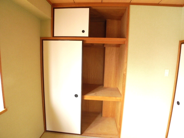 Receipt. There are housed with upper closet in the Japanese-style room.