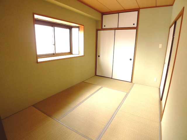 Living and room. Custodian six days a week commuting + auto-lock security surface peace of mind