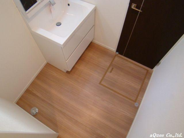 Wash basin, toilet. Indoor (11 May 2013) Shooting