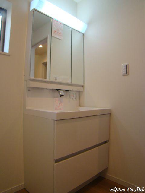 Wash basin, toilet. Indoor (11 May 2013) Shooting