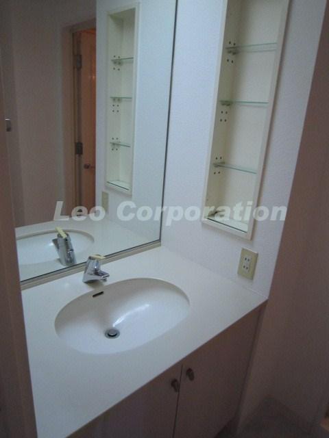 Wash basin, toilet. Room (August 2013) Shooting