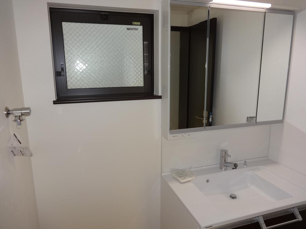 Wash basin, toilet. Indoor (11 May 2013) Shooting