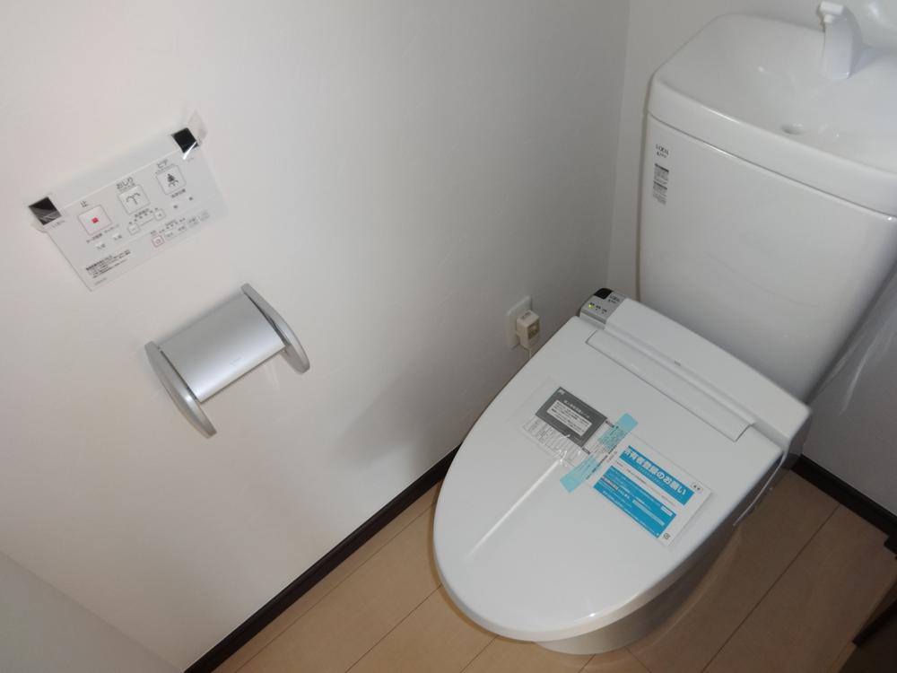 Toilet. Indoor (11 May 2013) Shooting