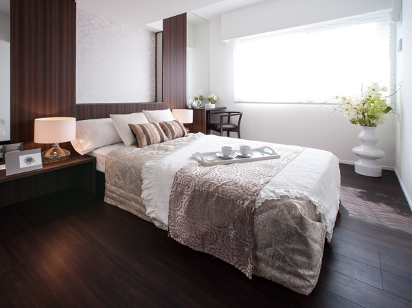 Interior.  [Master bedroom] Western-style is the main bedroom (1) to secure about 7.1 tatami, It has established a walk-through closet.