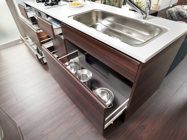 Kitchen.  [Bull motion with slide storage] Store thing is the sliding type cabinet overlooking at a glance. Bull motion functions close to slowly quiet ※ I put a 1.   ※ 1: except for the spice rack