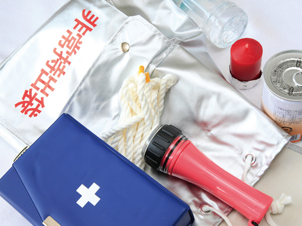 earthquake ・ Disaster-prevention measures.  [Stockpile warehouse] On each floor, It has established a stockpile warehouse that can be stored and rescue sets and water. It is a space to prepare for the event of an emergency. (Same specifications)