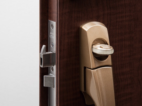 Security.  [Switch type thumb turn & sickle dead lock] Thumb turn a strong sickle dead lock in vandalism using the effective switched thumb-turn and the bar was established in turning. (Same specifications)